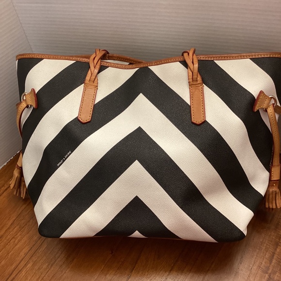 Dooney & Bourke Black and White Zigzag Shoulder Bag - Picture 3 of 16